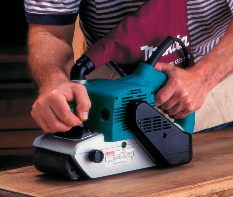 piliendo madera con lijadora de banda